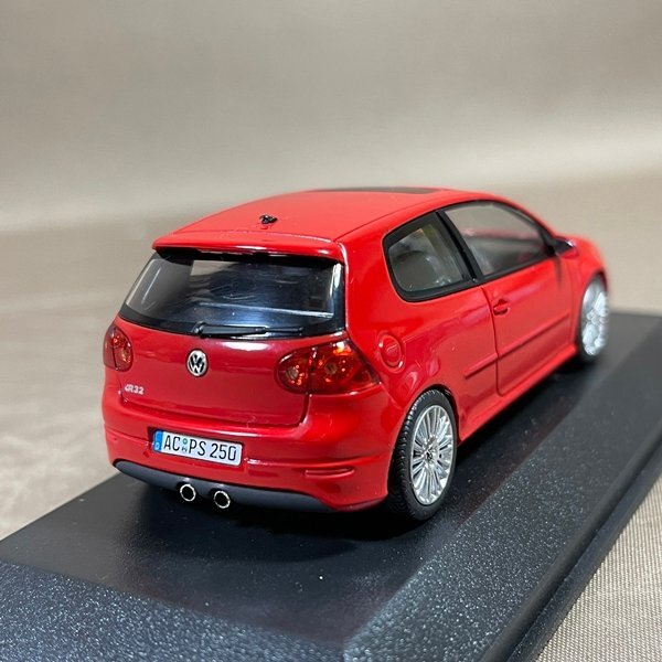 ZB986●【 MINICHAMPS 1/43 フォルクスワーゲン ゴルフ R32 レッド 】 ミニカー / ミニチャンプス