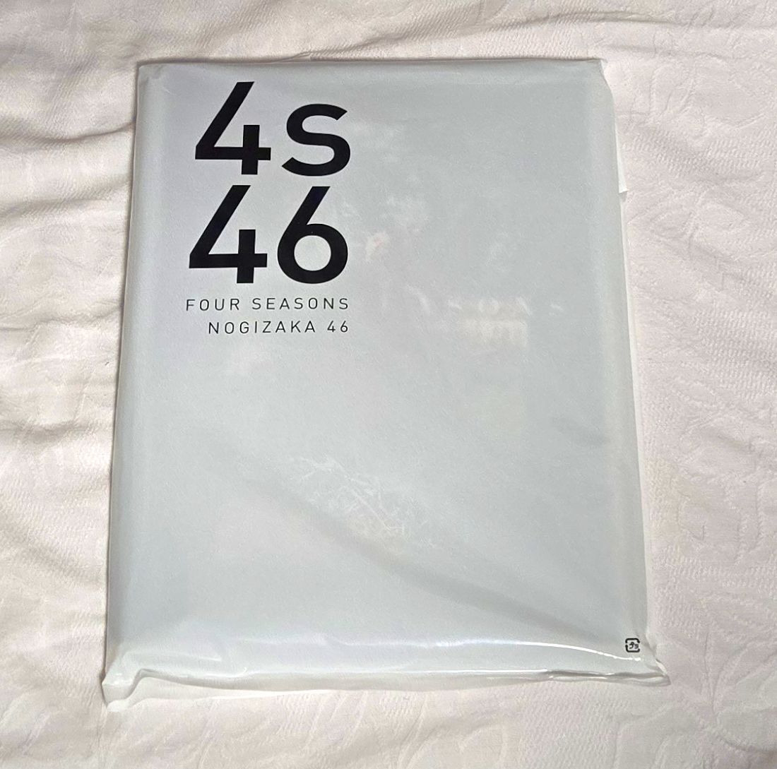 乃木坂46 春夏秋冬 フォーシーズンズ 公式図録 新品 チラシ付 + 乃木撮 3冊 ・のぎたび　開封品　齋藤飛鳥 白石麻衣　ブラックフライデー_画像2
