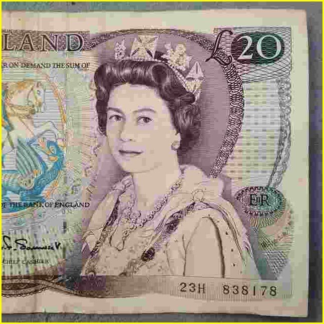 イギリス 1 ポンド紙幣 エリザベス女王 と アイザックニュートン