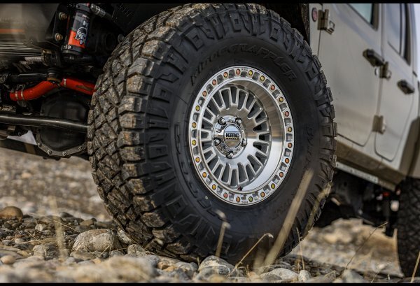 新作 2025モデル チューナー設定 MBK KMC KM554 AZTEC 8.5J 17in IS±0 139.7 プラド ハイラックス FJ オーバーフェンダー車_画像7