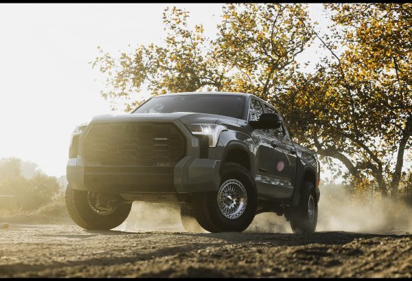 新作 2025モデル チューナー設定 マシーン KMC KM554 AZTEC 8.5J 17in IS±0 139.7 プラド ハイラックス FJ オーバーフェンダー車_画像3