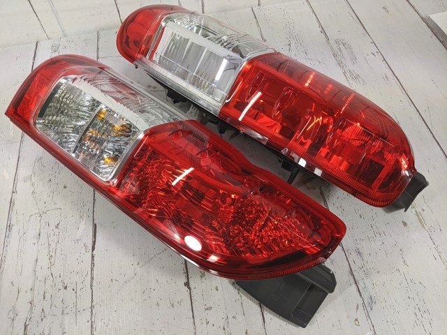 【5yt074】車両 部品 パーツ トヨタ TOYOTA ハイエース バン CBF-TRH200V テールランプ 左右セット 未使用?