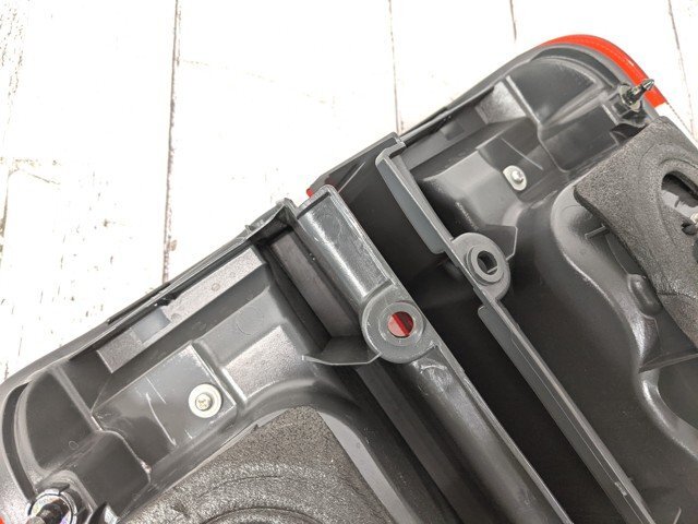 【5yt074】車両 部品 パーツ トヨタ TOYOTA ハイエース バン CBF-TRH200V テールランプ 左右セット 未使用?