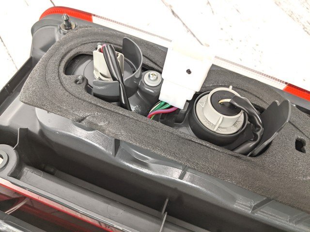 【5yt074】車両 部品 パーツ トヨタ TOYOTA ハイエース バン CBF-TRH200V テールランプ 左右セット 未使用?