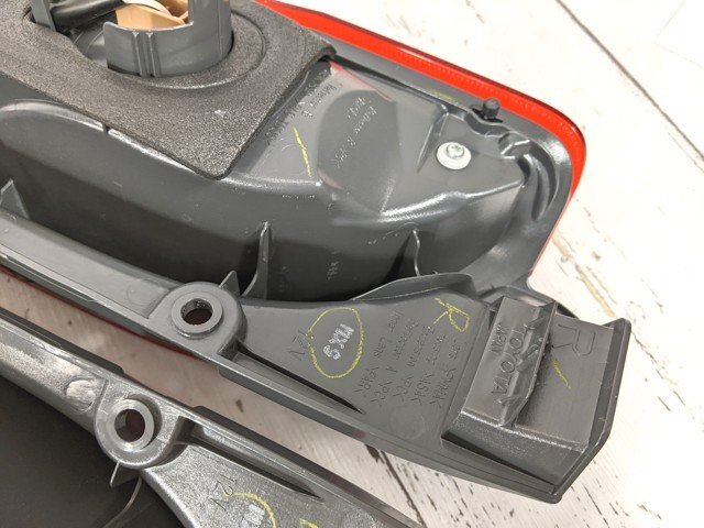 【5yt074】車両 部品 パーツ トヨタ TOYOTA ハイエース バン CBF-TRH200V テールランプ 左右セット 未使用?