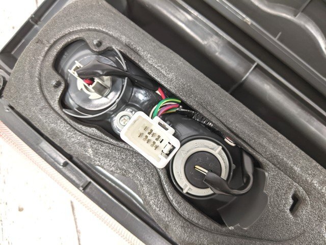 【5yt074】車両 部品 パーツ トヨタ TOYOTA ハイエース バン CBF-TRH200V テールランプ 左右セット 未使用?