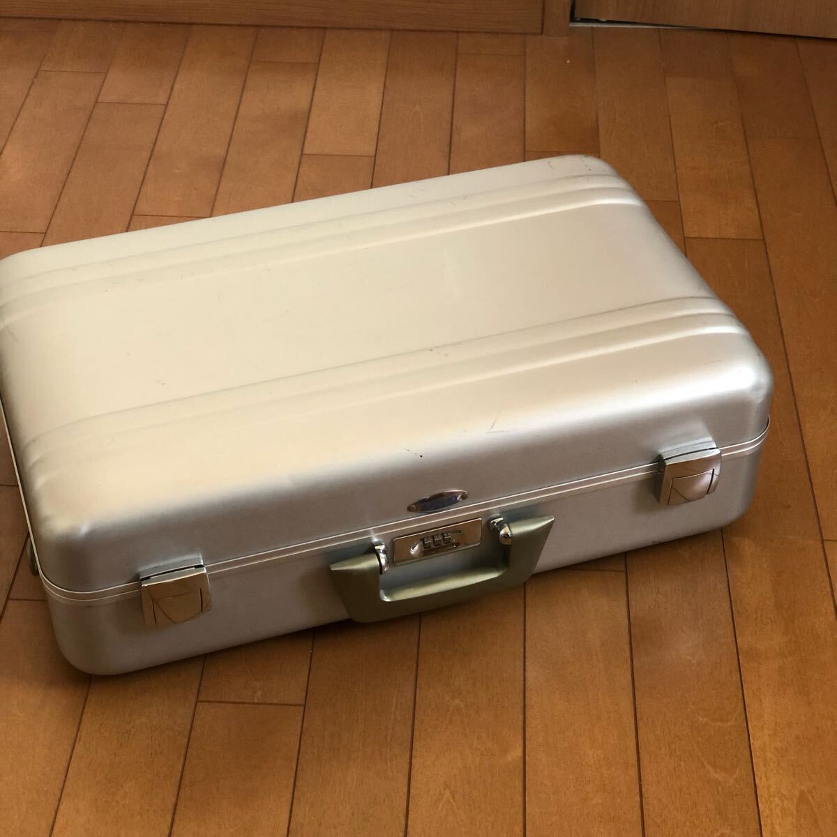カメラケース　ゼロハリバートン ZERO HALLIBURTON アルミ シルバー　外寸540×330×170mm アタッシュケース 【匿名配送】