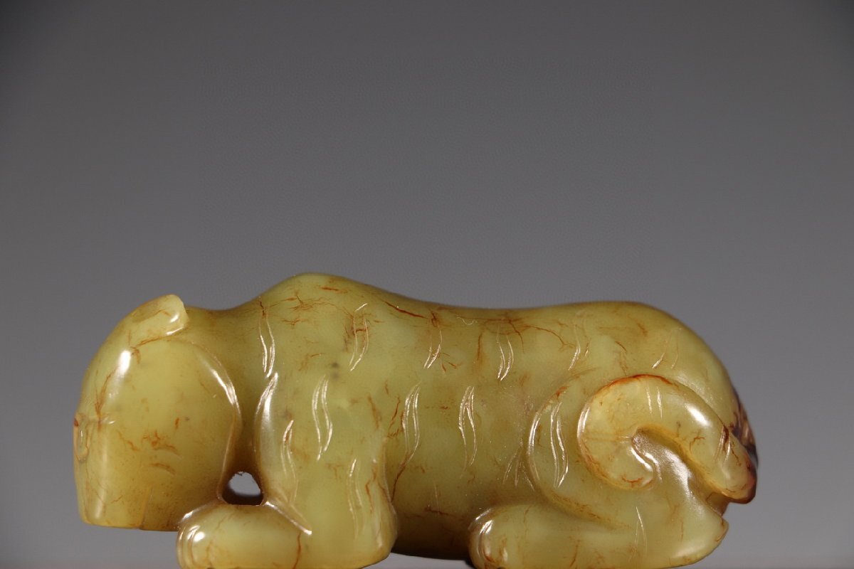 中国唐物 神獣紋彫り玉帯鈎 翡翠 細工 時代物 中国古美術 古董品 清】清時代 和田玉 黄玉 瑞獣玉虎紋彫物8.2x2.8x3.5㎝/125g古