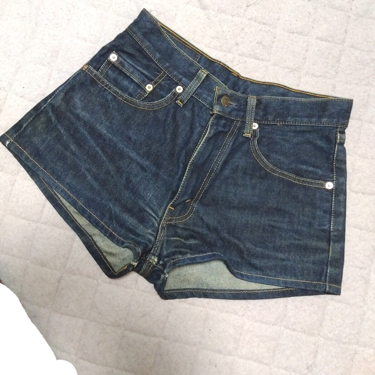 リーバイス　デニム半ズボン　デニムショートパンツ　股下4ｃm W27