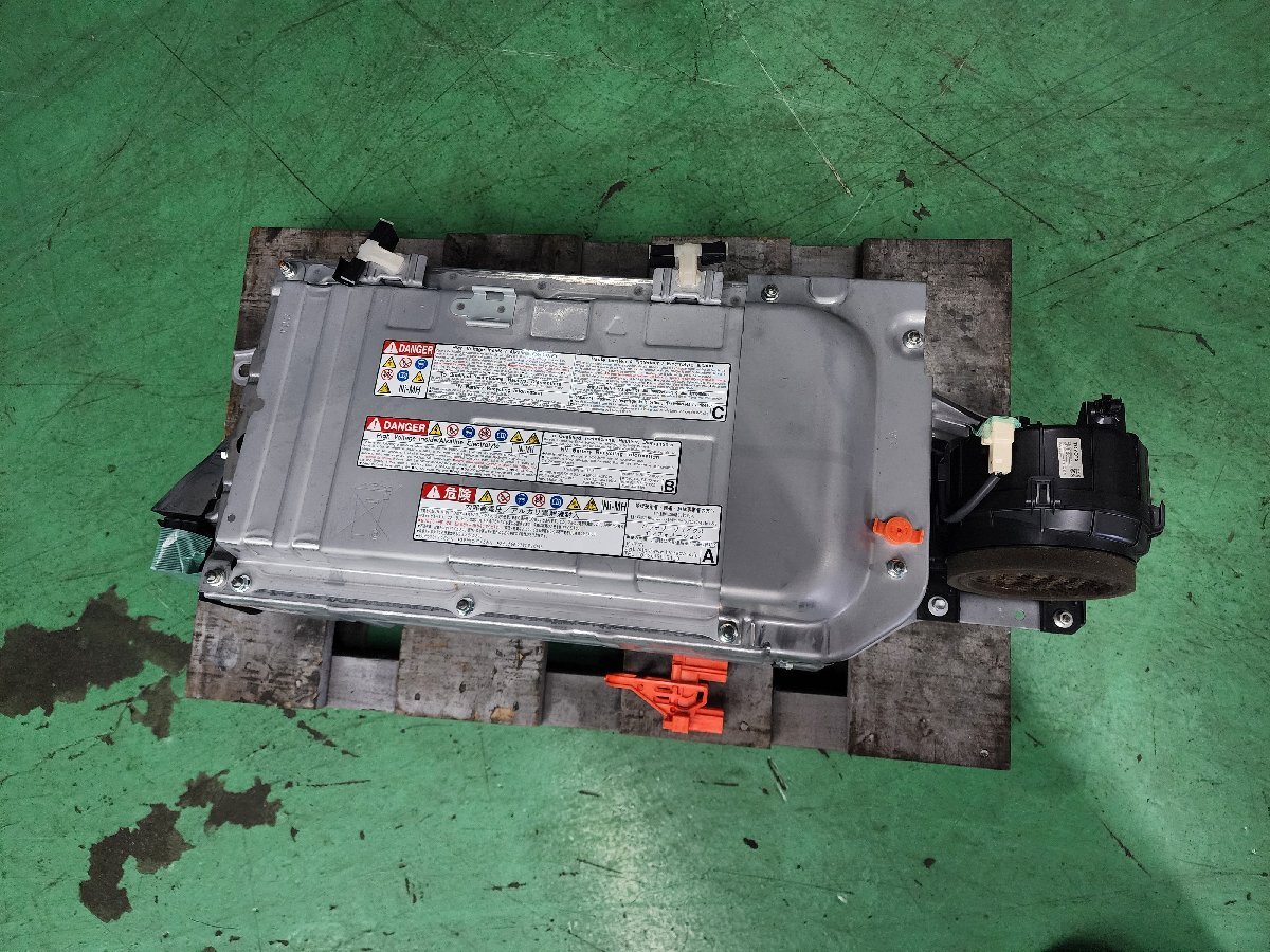 【個人宅配不可】中古 トヨタ アクア NHP10 HVバッテリー 214,189㎞ G9510-52031 過走行 ジャンク品 (棚3690-H602)