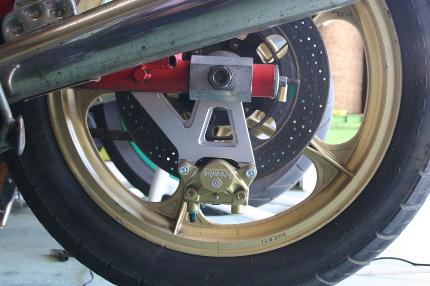 DUCATI MHR用ブレンボカニキャリパーサポート 下引きタイプ　白アルマイト