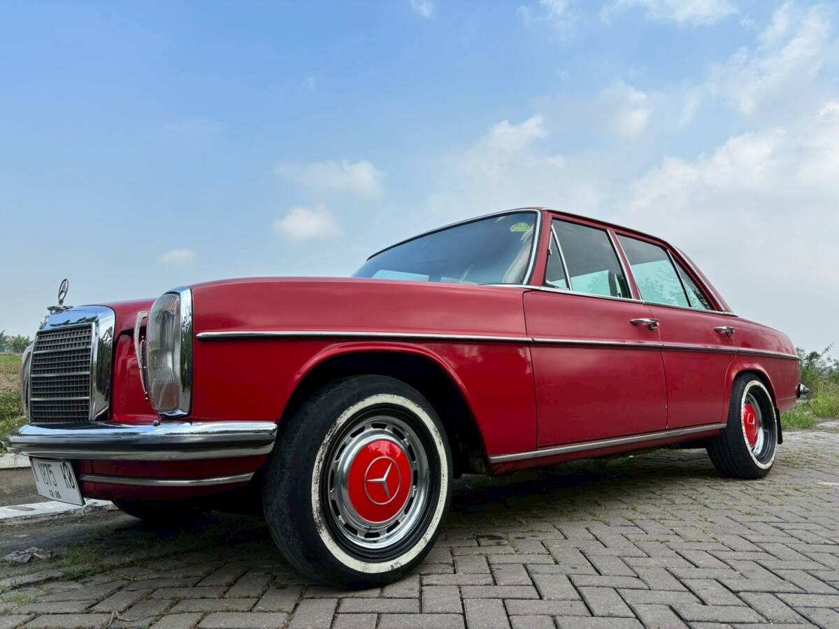 メルセデスベンツ！W115！ミディアムクラス200！希少ミッション車！コンディション良好！コレクターズアイテムに！