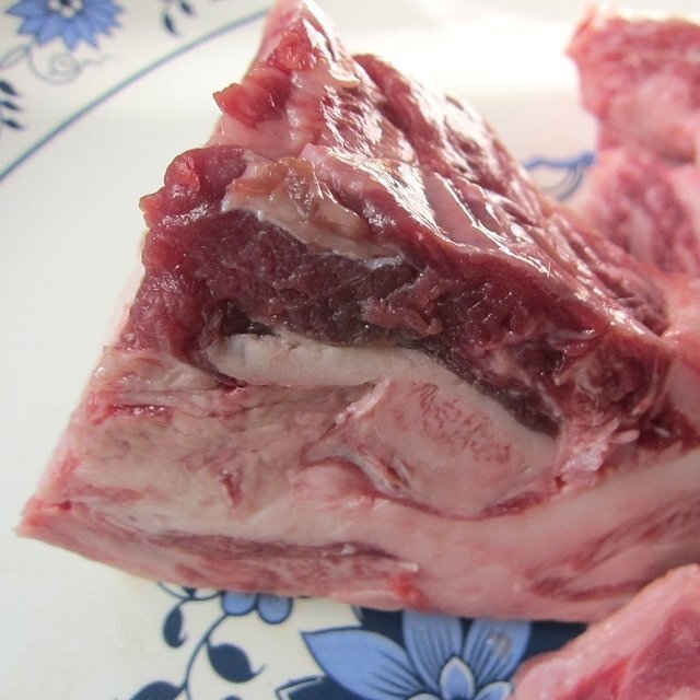 和牛「牛スジ1kg以上」國産／牛煮込み料理（カレー、シチュー）などに最適 ．．．男の手料理にいかが？