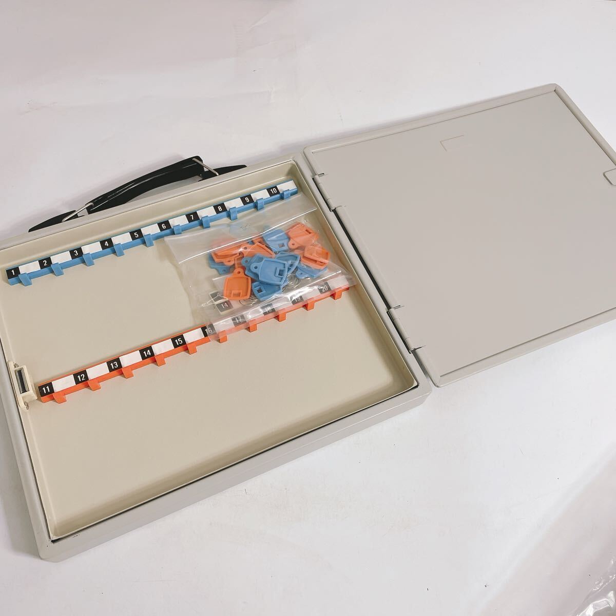 未使用品◆まとめて3點(diǎn) 內(nèi)田洋行 ウチダキーケース UK-20 キーボックス 20個(gè) 施錠裝置なし トランクタイプ 持ち運(yùn)び可 壁面固定可◆A2-I