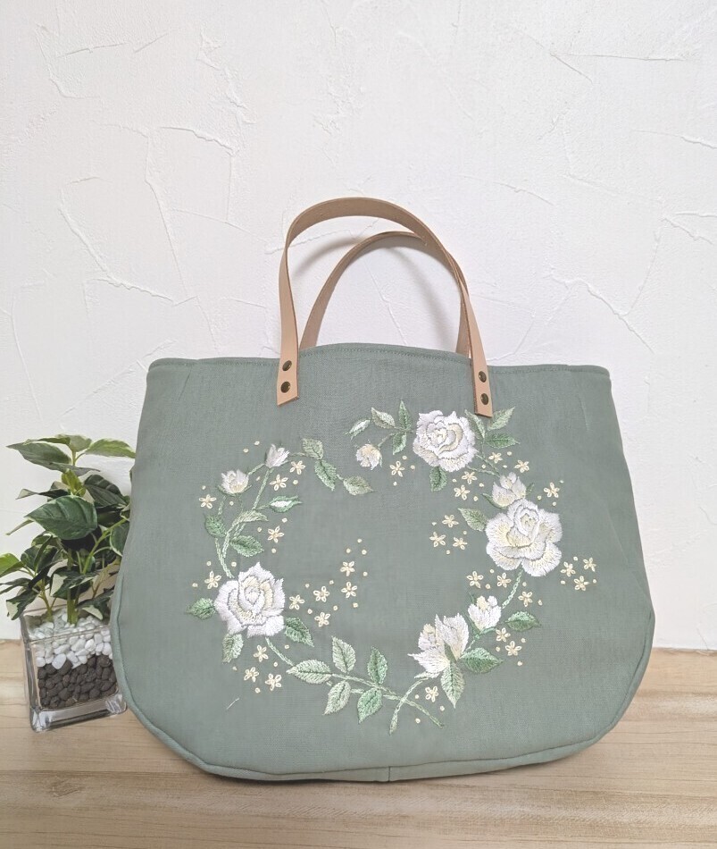 ハンドメイド☆手刺繍　薔薇　ローズリース　ふんわりトートバッグ　