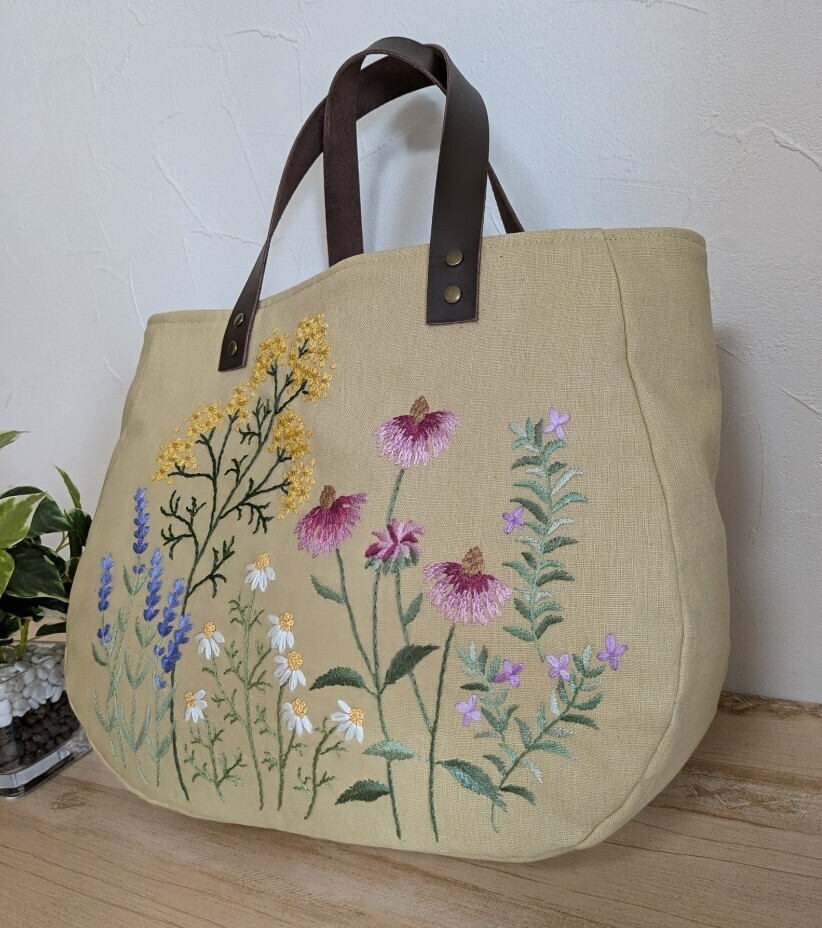 ハンドメイド☆手刺繍　ハーブガーデン　ふんわりラウンドトートバッグ