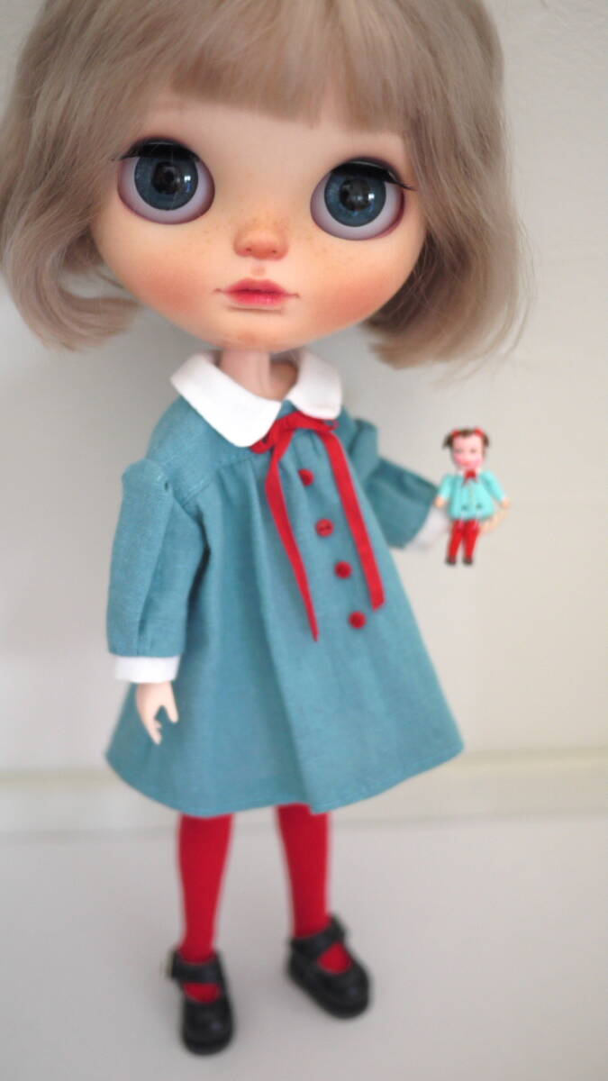 090* アメリカ作家さん超ミニチュアドール＋お揃いハンドメイドブライスサイズお洋服セット