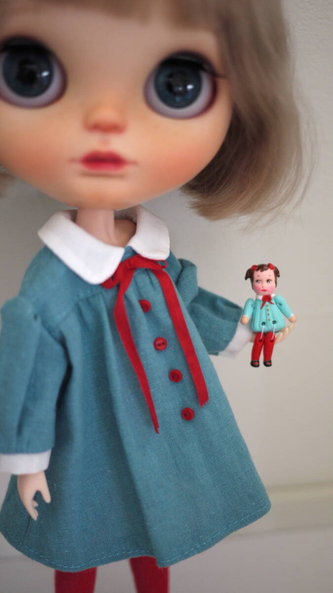 090* アメリカ作家さん超ミニチュアドール＋お揃いハンドメイドブライスサイズお洋服セット