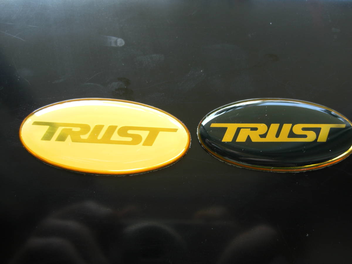 ★　８７年 当時物　トラスト エンブレム！黒色・白色 各１枚1セット！新品_画像3