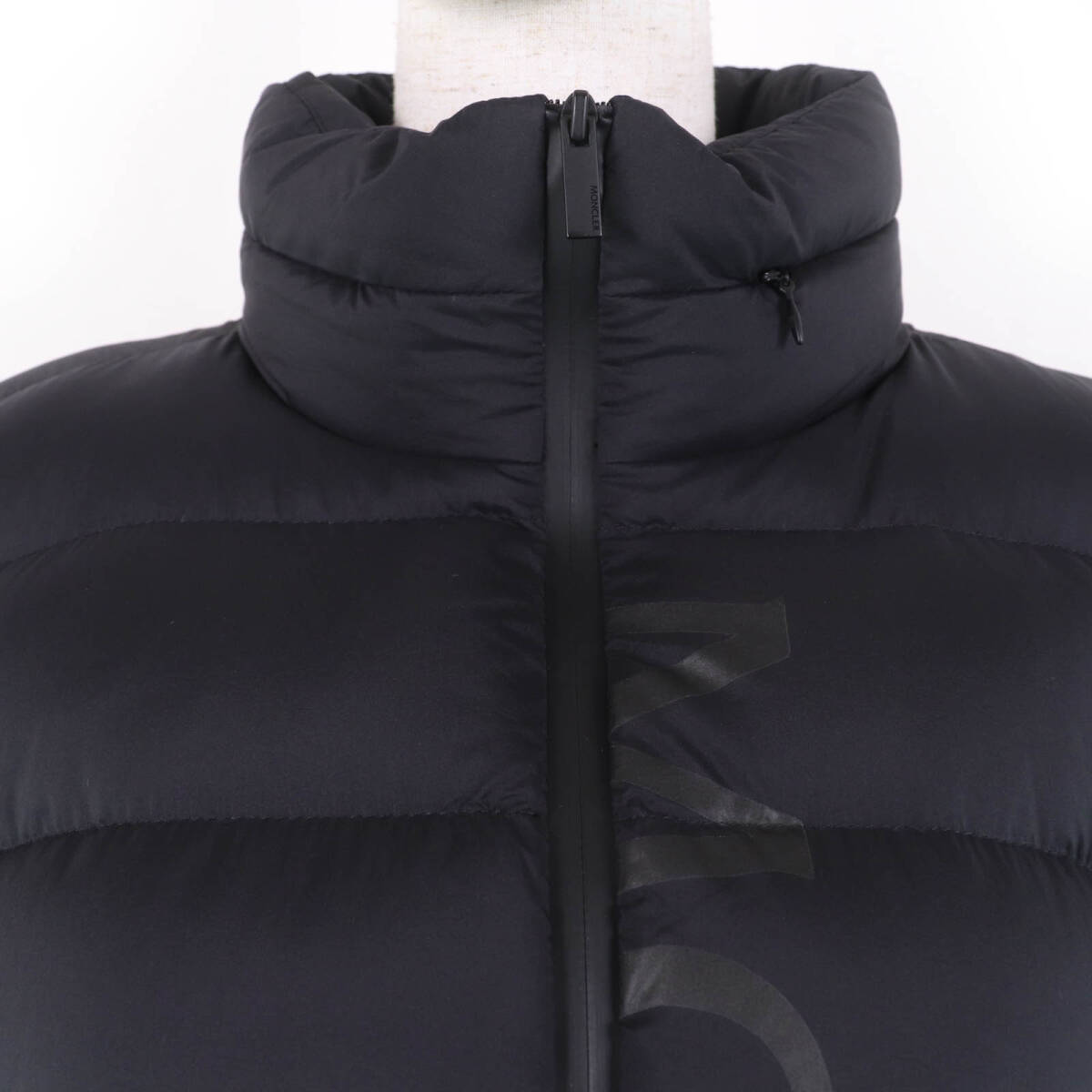 極美品☆MONCLER モンクレール 23-24AW CERCES ロゴワッペン?フード付 フロントロゴ ダウンジャケット ブラック 2 正規(guī)品 レディース
