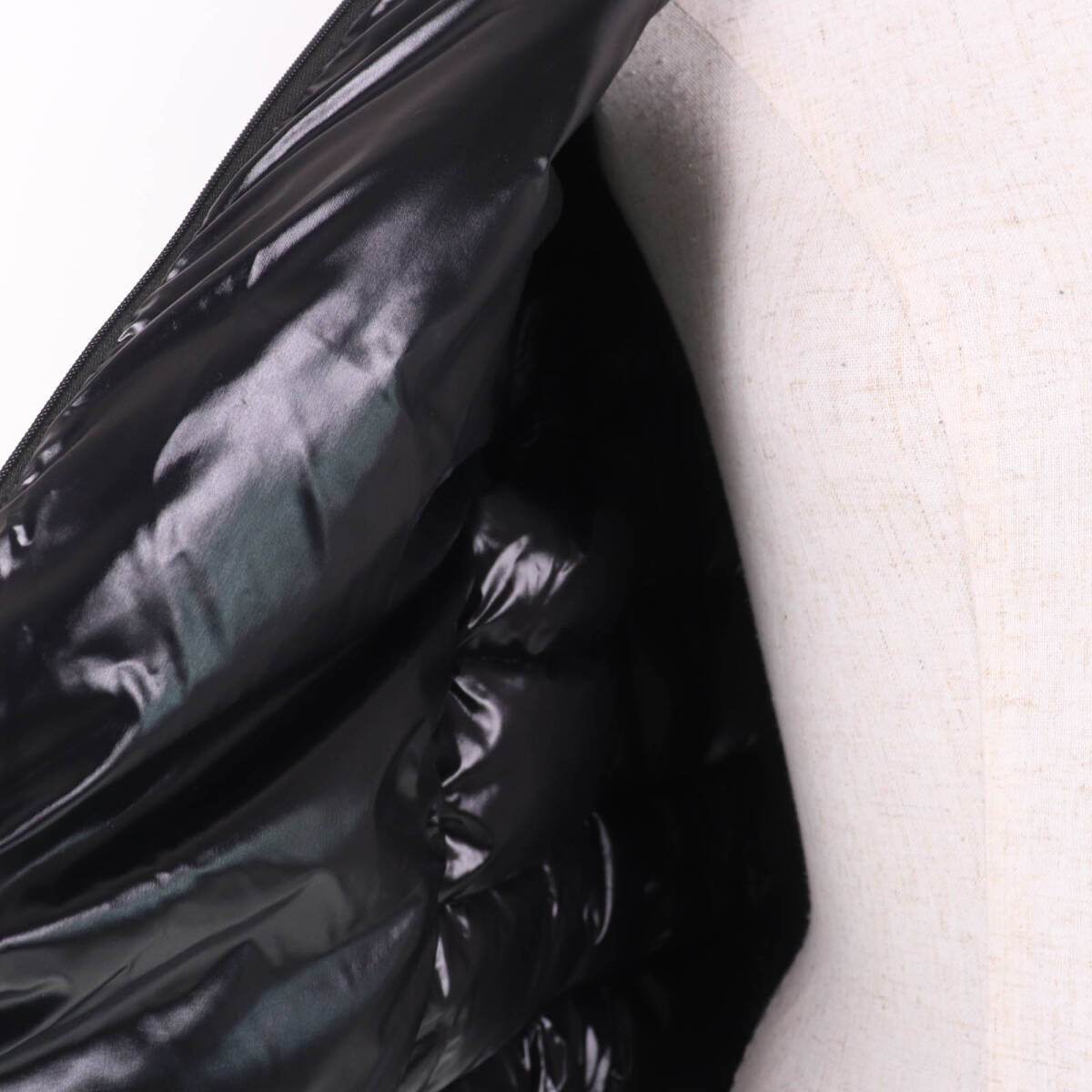 極美品☆MONCLER モンクレール 23-24AW CERCES ロゴワッペン?フード付 フロントロゴ ダウンジャケット ブラック 2 正規(guī)品 レディース