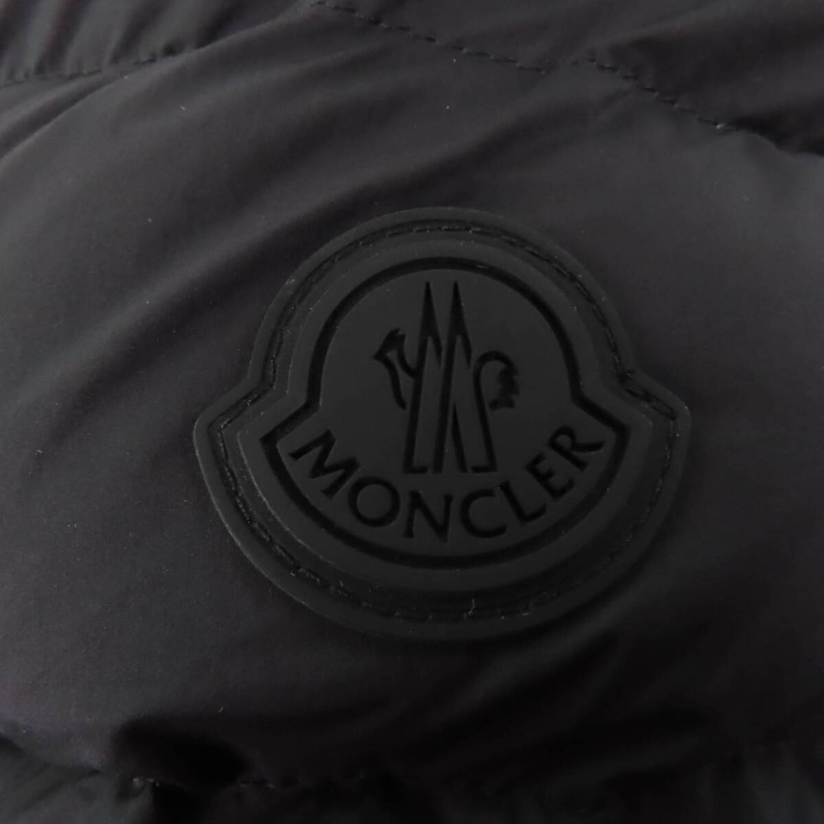 極美品☆MONCLER モンクレール 23-24AW CERCES ロゴワッペン?フード付 フロントロゴ ダウンジャケット ブラック 2 正規(guī)品 レディース