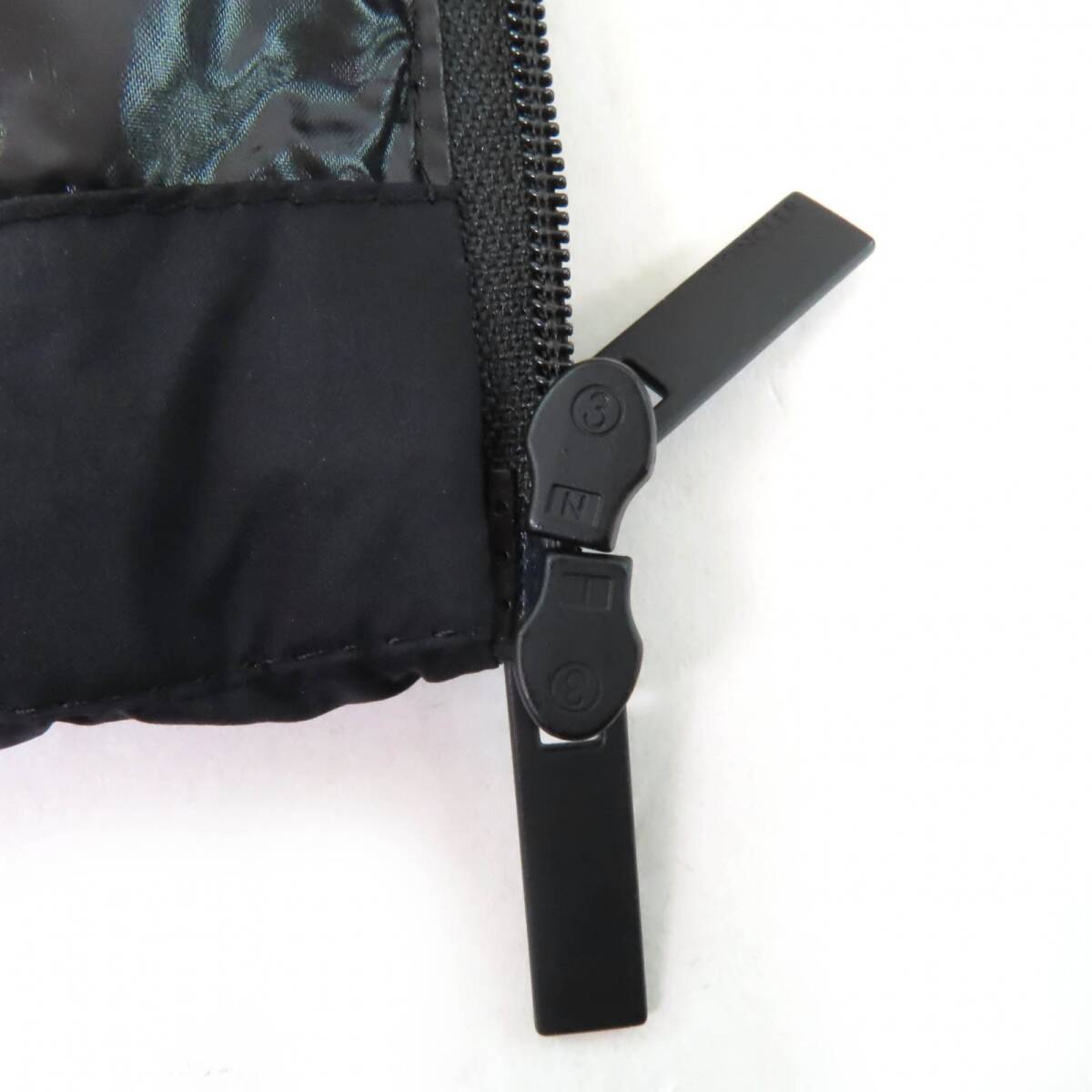 極美品☆MONCLER モンクレール 23-24AW CERCES ロゴワッペン?フード付 フロントロゴ ダウンジャケット ブラック 2 正規(guī)品 レディース