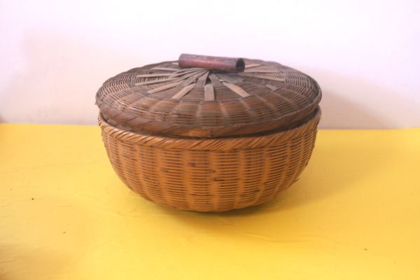 天然素材 竹ザル2個＋蓋一つ　カゴ　竹細工　小物入れ　竹籠　蓋はしっかり閉まりません /26N6.5-76_画像2