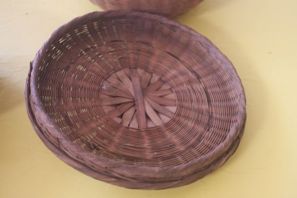 天然素材 竹ザル2個＋蓋一つ　カゴ　竹細工　小物入れ　竹籠　蓋はしっかり閉まりません /26N6.5-76_画像4