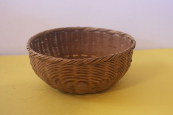 天然素材 竹ザル2個＋蓋一つ　カゴ　竹細工　小物入れ　竹籠　蓋はしっかり閉まりません /26N6.5-76_画像6