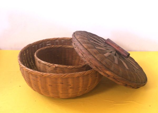 天然素材 竹ザル2個＋蓋一つ　カゴ　竹細工　小物入れ　竹籠　蓋はしっかり閉まりません /26N6.5-76_画像1