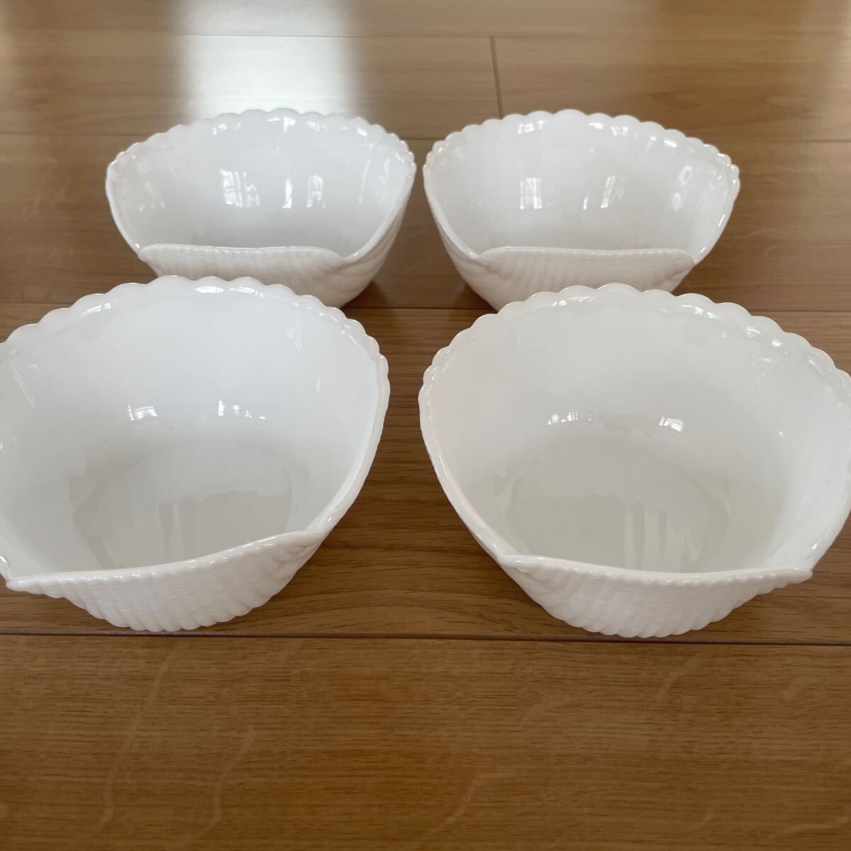 美品　洋食器　4つセット　便利なサイズ　スープにもサラダにも　貝殻デザイン　人気商品