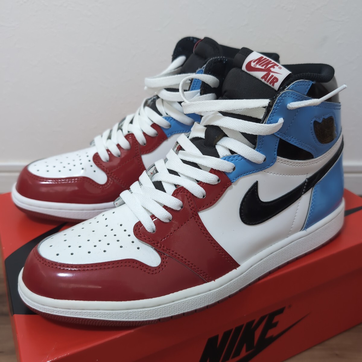 AIR JORDAN 1 RETRO HIGH OG FEARLESS CK5666-100 (ホワイト/ユニバーシティブルー/バーシティレッド/ブラック)