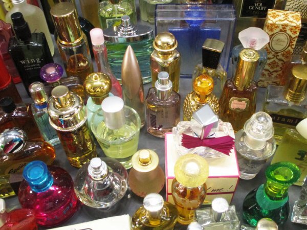 382 духи аромат совместно / Dior YSL BVLGARI NINA RICCI Gucci Givenchy Calvin Klein Guerlain Dunhill и т.п. бренд вес примерно 18.5kg