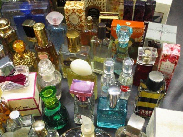 382 духи аромат совместно / Dior YSL BVLGARI NINA RICCI Gucci Givenchy Calvin Klein Guerlain Dunhill и т.п. бренд вес примерно 18.5kg