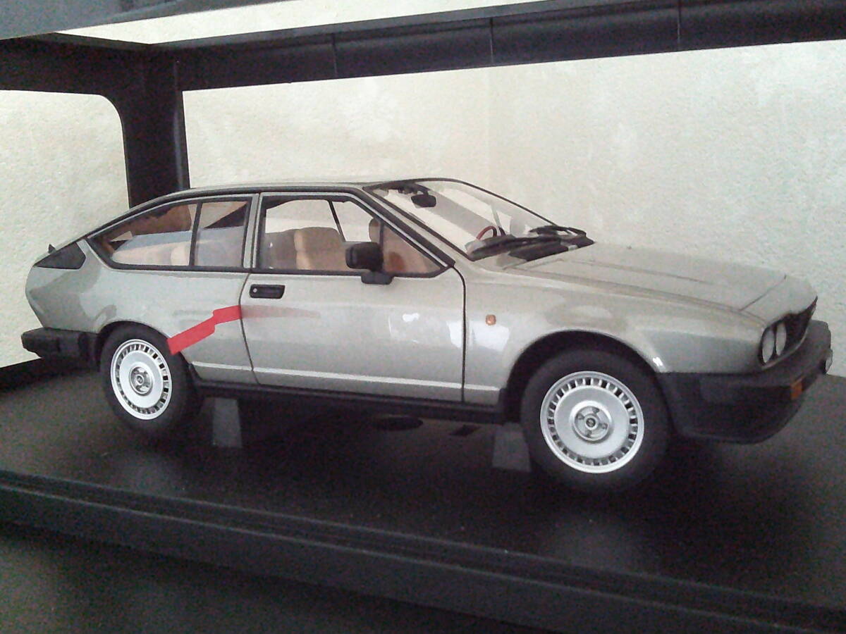 AUTOart 1/18 Alfa Romeo Alfetta GTV 2.0 1980 Alpha Romeo Alf .ta Auto Art миникар литье под давлением модель не выставленный товар 
