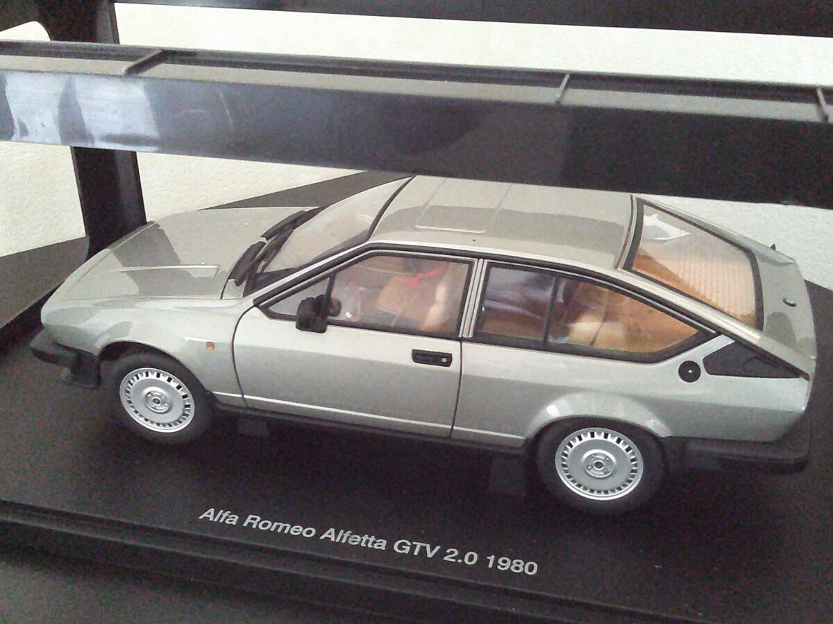 AUTOart 1/18 Alfa Romeo Alfetta GTV 2.0 1980 Alpha Romeo Alf .ta Auto Art миникар литье под давлением модель не выставленный товар 