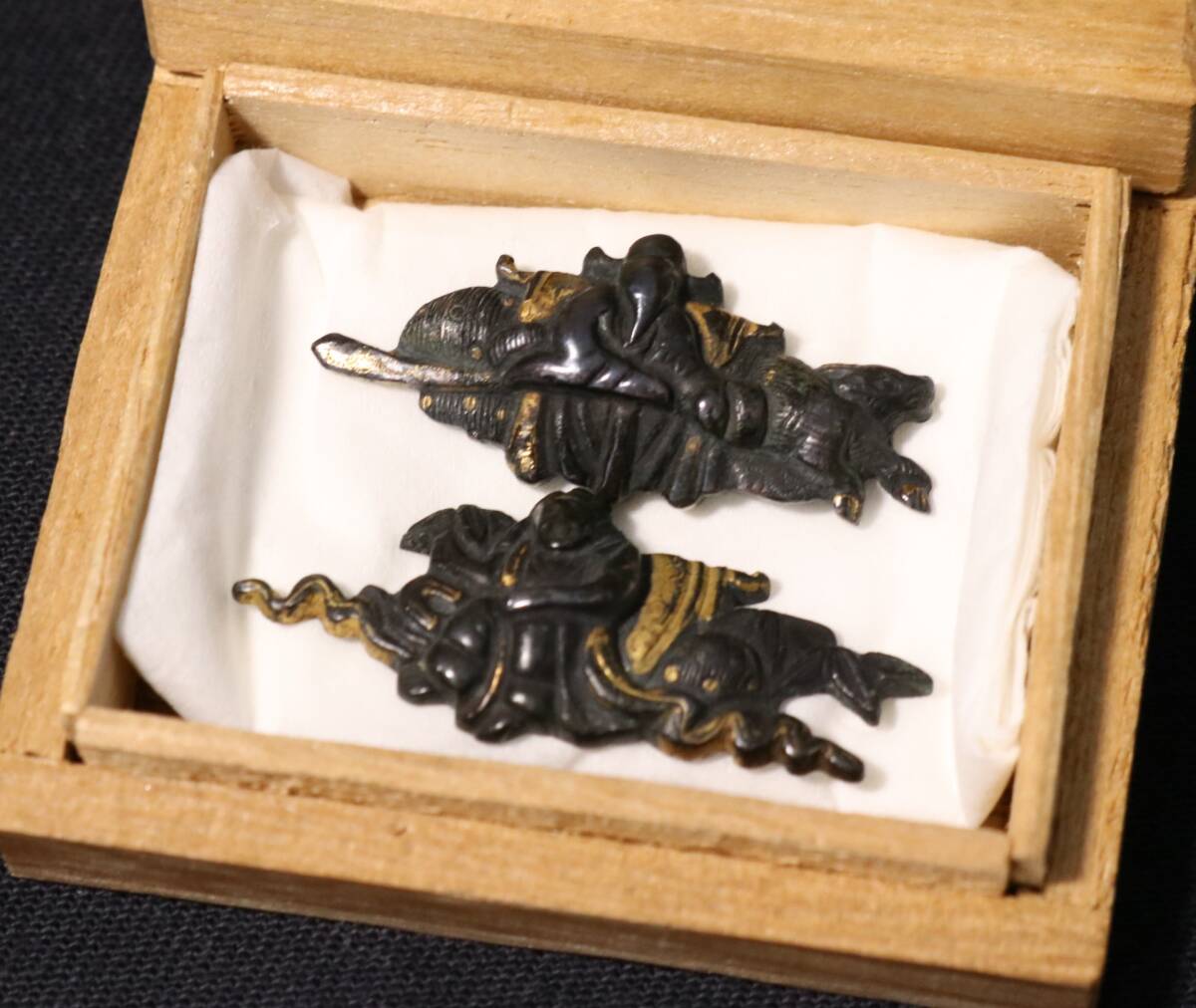 刀剣 銅製 一作物 金彩入小振り目貫~図柄不詳~ 刀装具_画像1
