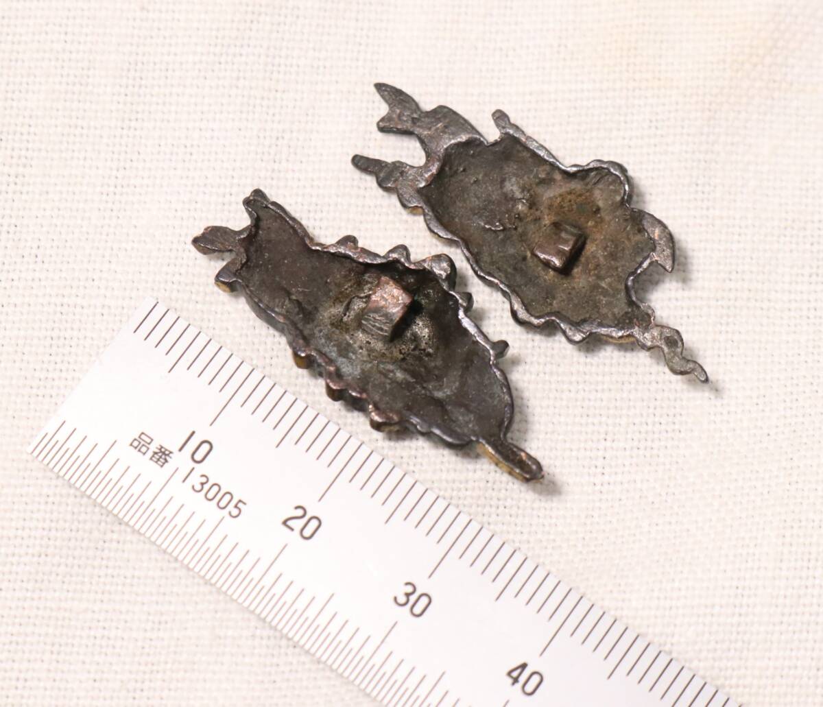 刀剣 銅製 一作物 金彩入小振り目貫~図柄不詳~ 刀装具_画像3