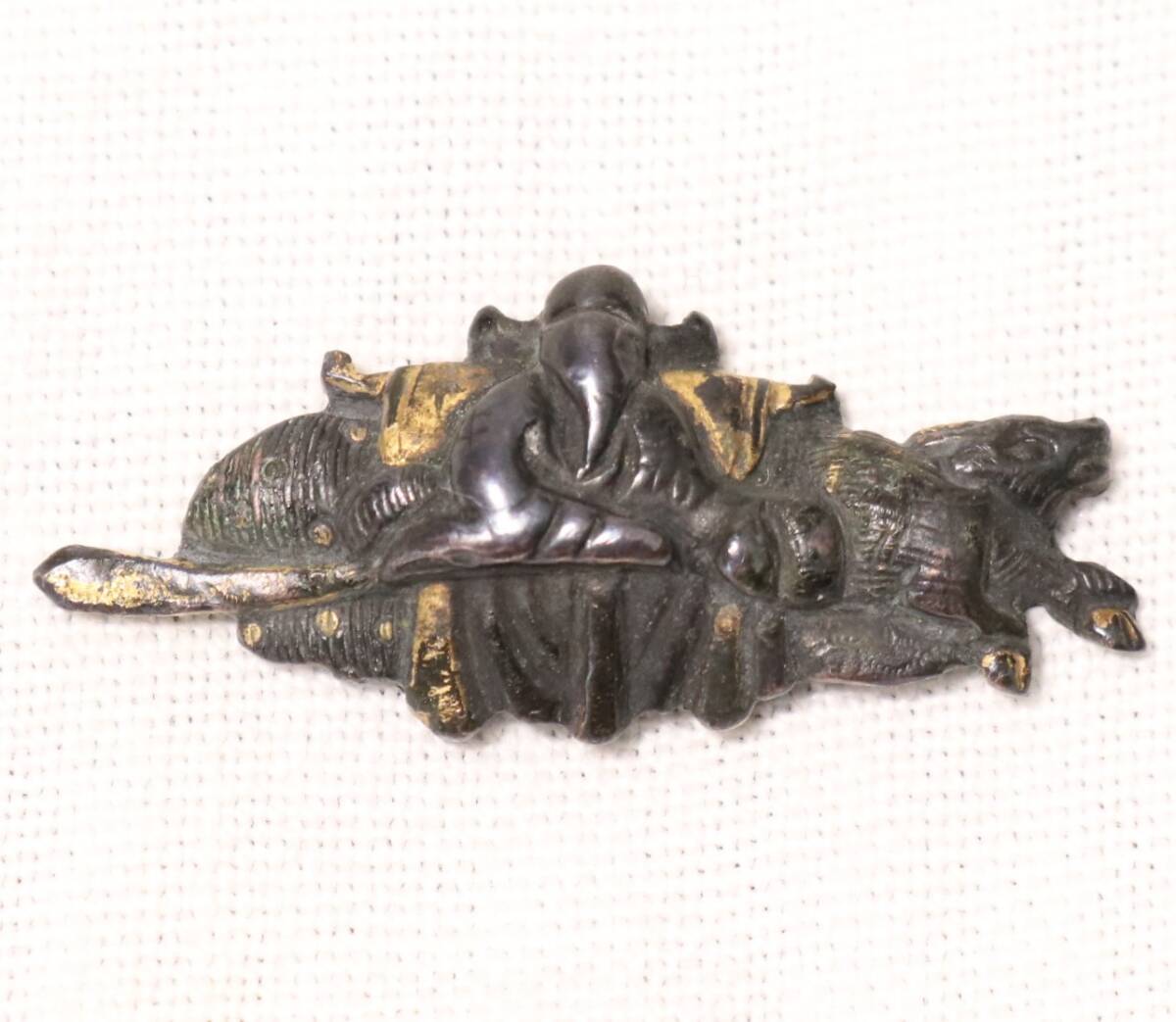 刀剣 銅製 一作物 金彩入小振り目貫~図柄不詳~ 刀装具_画像4