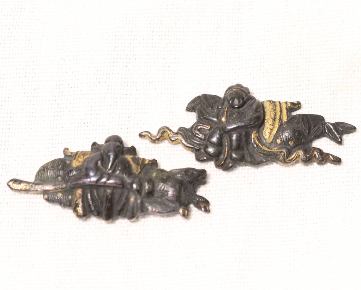 刀剣 銅製 一作物 金彩入小振り目貫~図柄不詳~ 刀装具_画像2