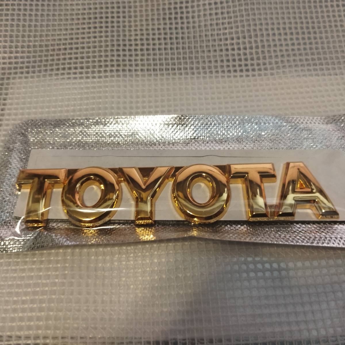 【ゆうパケット送料込】TOYOTA 3Dエンブレム(両面テープ付) ゴールド 縦2.4cm×横12cm トヨタ 金属製 _画像1