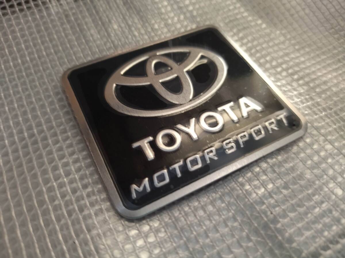 【ゆうパケット送料込】TOYOTA(トヨタ) エンブレムプレート ブラック 縦5.5cm×横6cm アルミ製_画像2