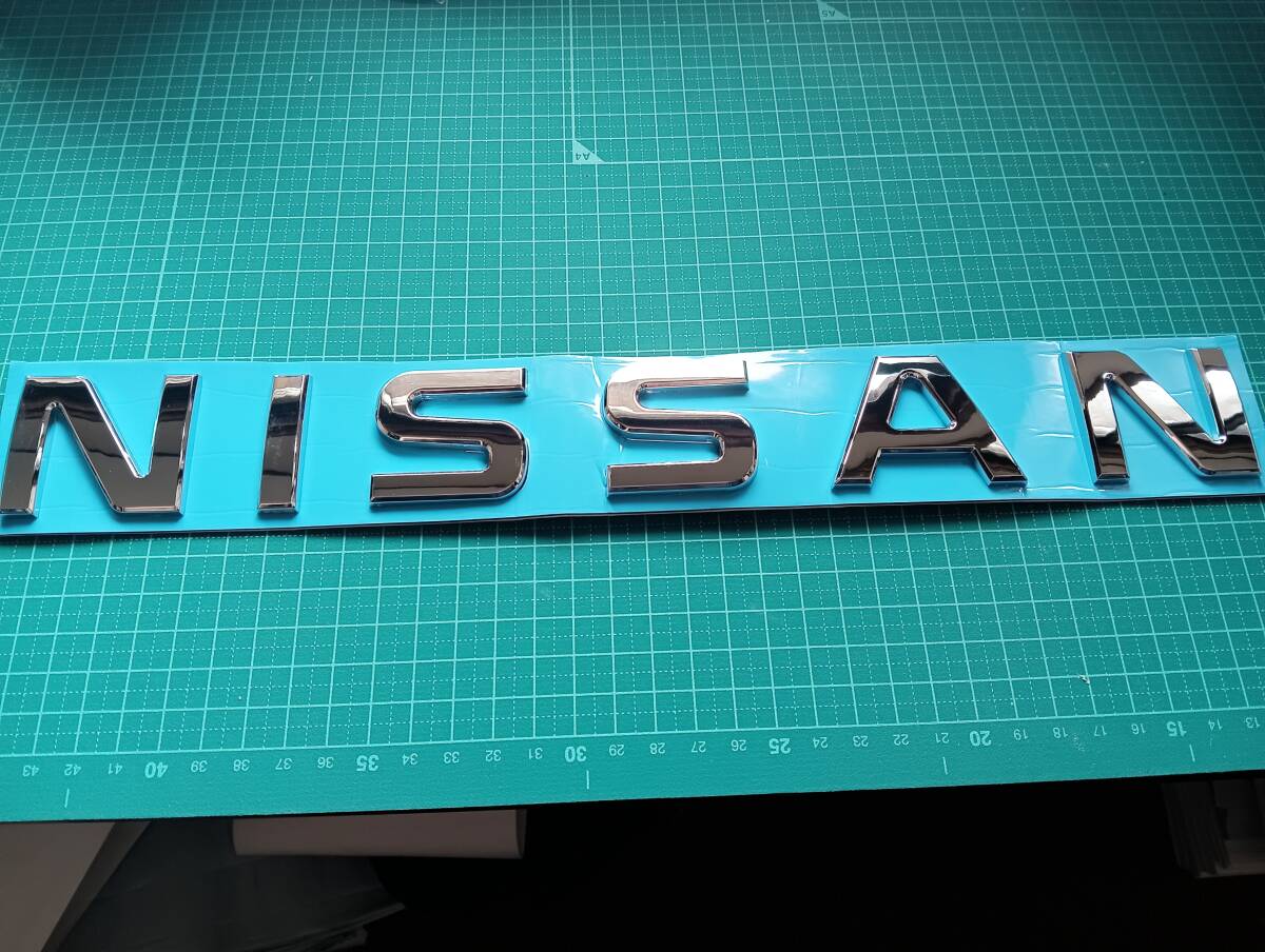 【ゆうパケット送料込】NISSAN エンブレム メッキシルバー 横35cm×縦4.5cm×厚さ5ｍｍ　ビッグサイズ