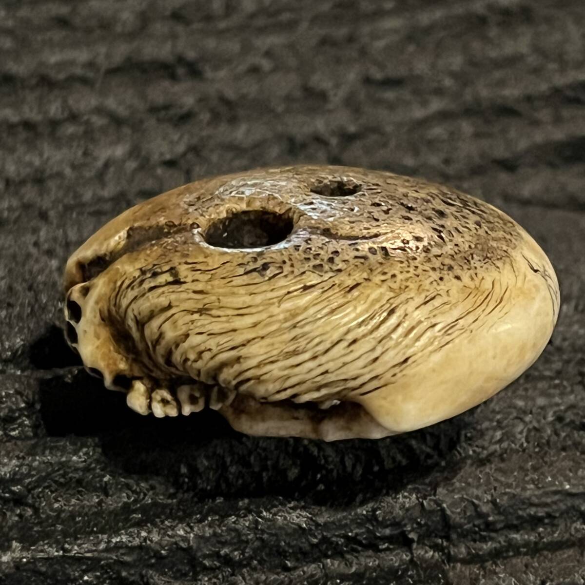 ...... голова netsuke олень угол резьба по дереву цветок вдавлено . коробка череп каркас ...... голова крышка . Skull Skull Manju Netsuke. кейс для печати дым . входить туловище . поясница ... предмет 
