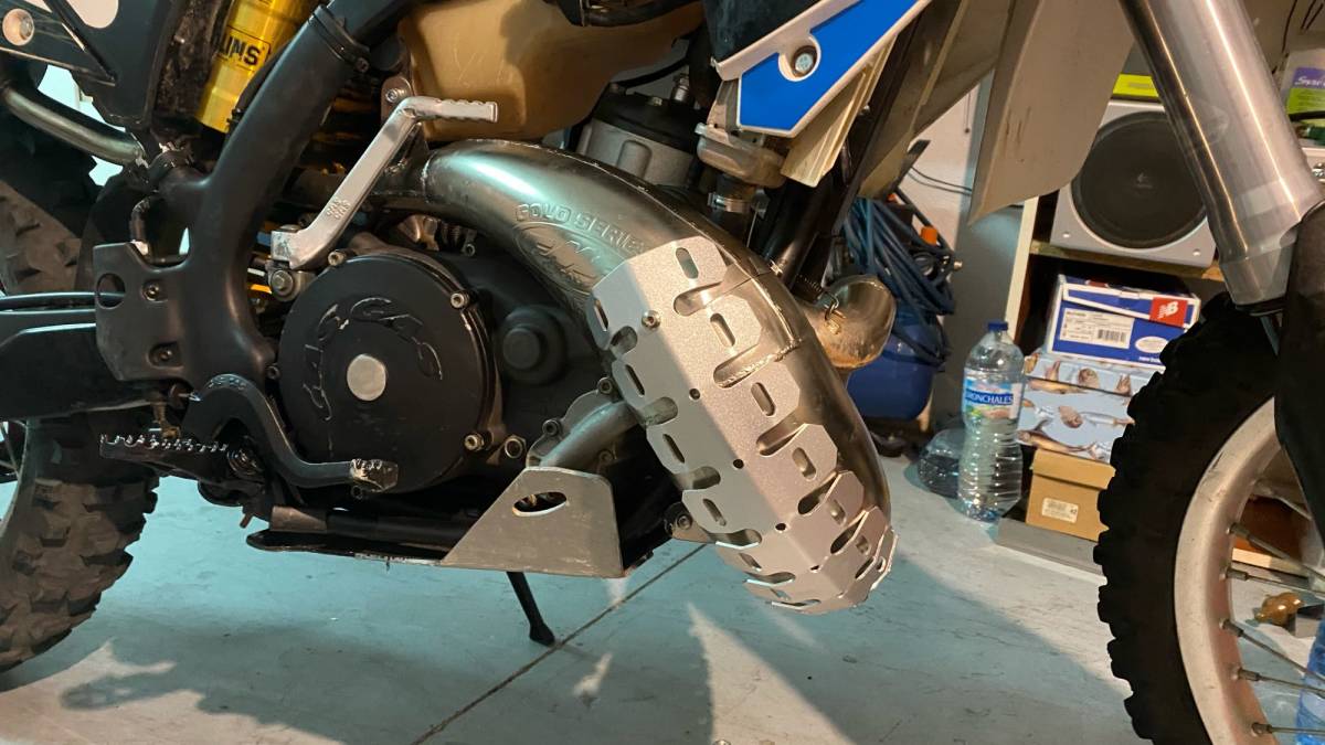 チャンバーガード 黒 YZ125 YZ125X YZ250X KX65 KX85 KX100 YZ85 CR85 RM85 CRM250R CRM250AR RMX250R DT230 ランツァ DT200WR CR125