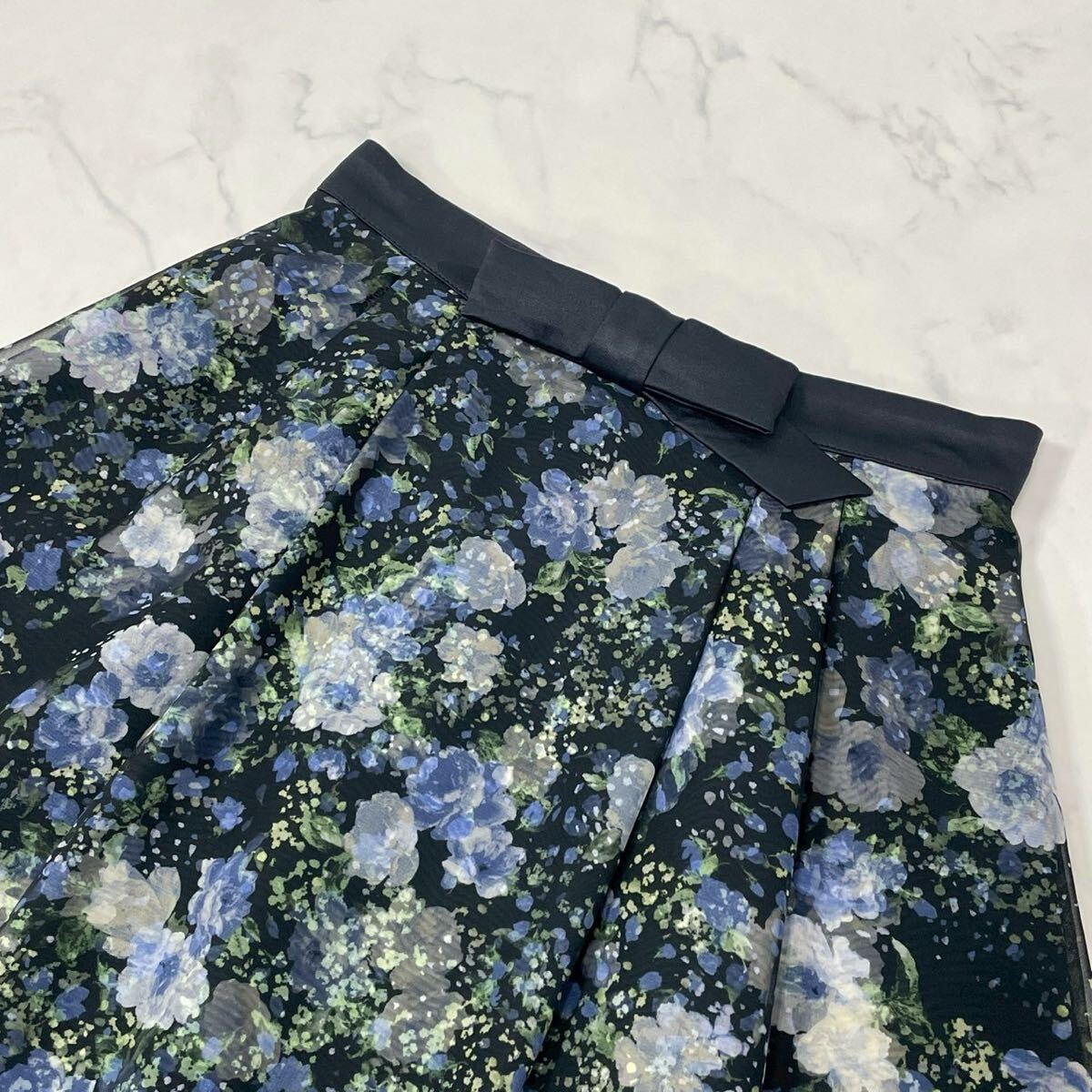 美品 Apuweiser-riche アプワイザーリッシェ 切替 異素材 花柄 里地付き ダーツ タック リボン ジップ 透け感 ひざ丈 スカート ネイビー 1