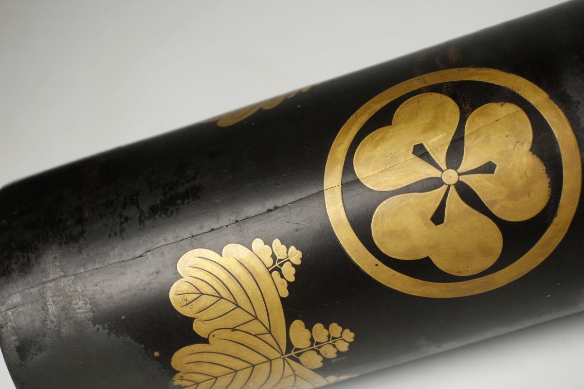 【LIG】時代名品 黒漆塗金蒔絵 家紋入水筒 大型65㎝ 五七桐紋 丸に片喰紋 金縁 長筒 旧家収蔵品 [.YR]25.3_画像9