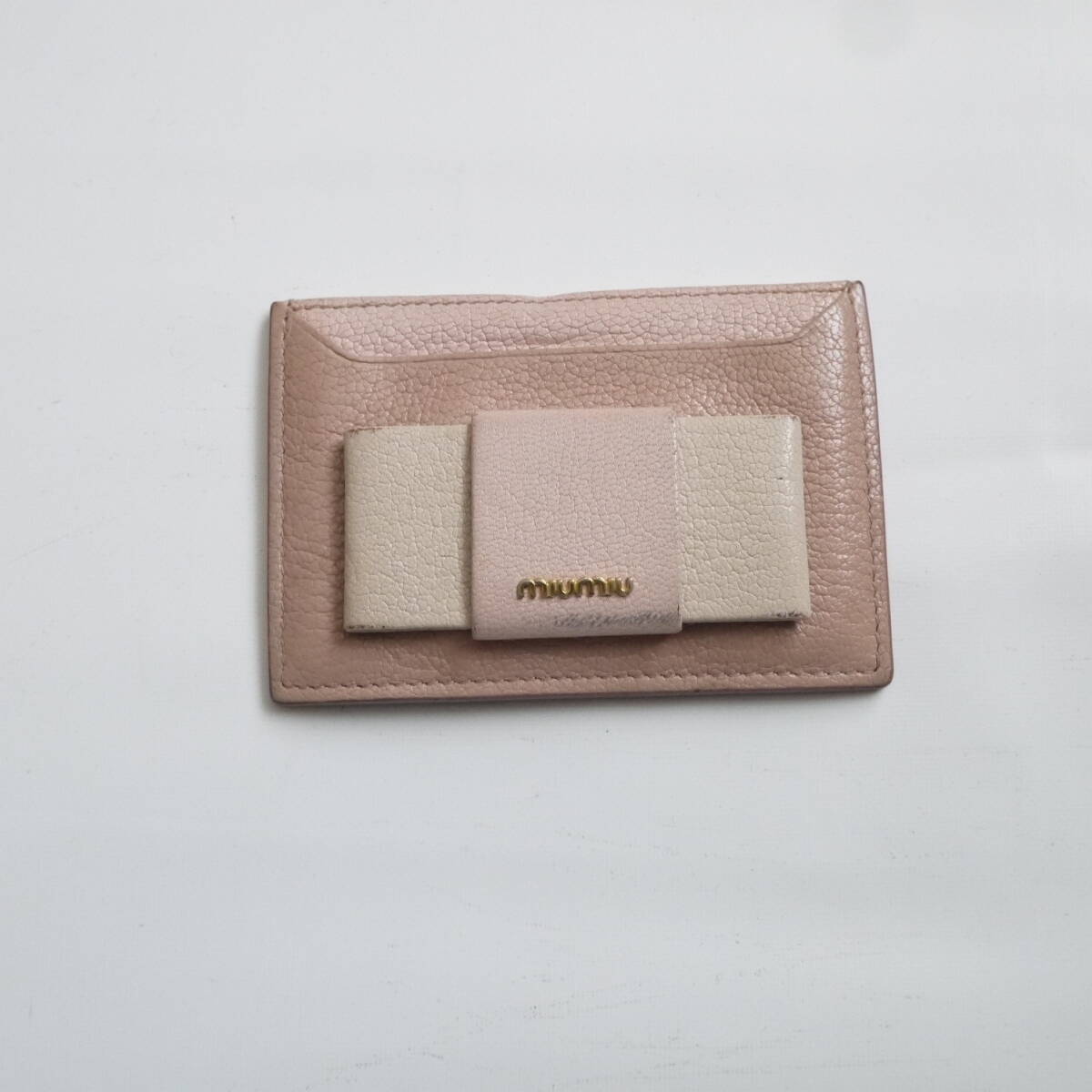 $ 美品 $ 訳あり■ miumiu ■ ミュウミュウ ■ リボン付き マドラス レザー製・ カードケース 名刺入れ ■ さくら色 ピンク系 ■ 送料無料
