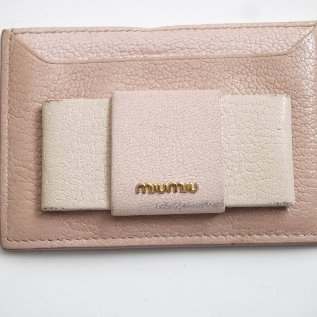 $ 美品 $ 訳あり■ miumiu ■ ミュウミュウ ■ リボン付き マドラス レザー製・ カードケース 名刺入れ ■ さくら色 ピンク系 ■ 送料無料